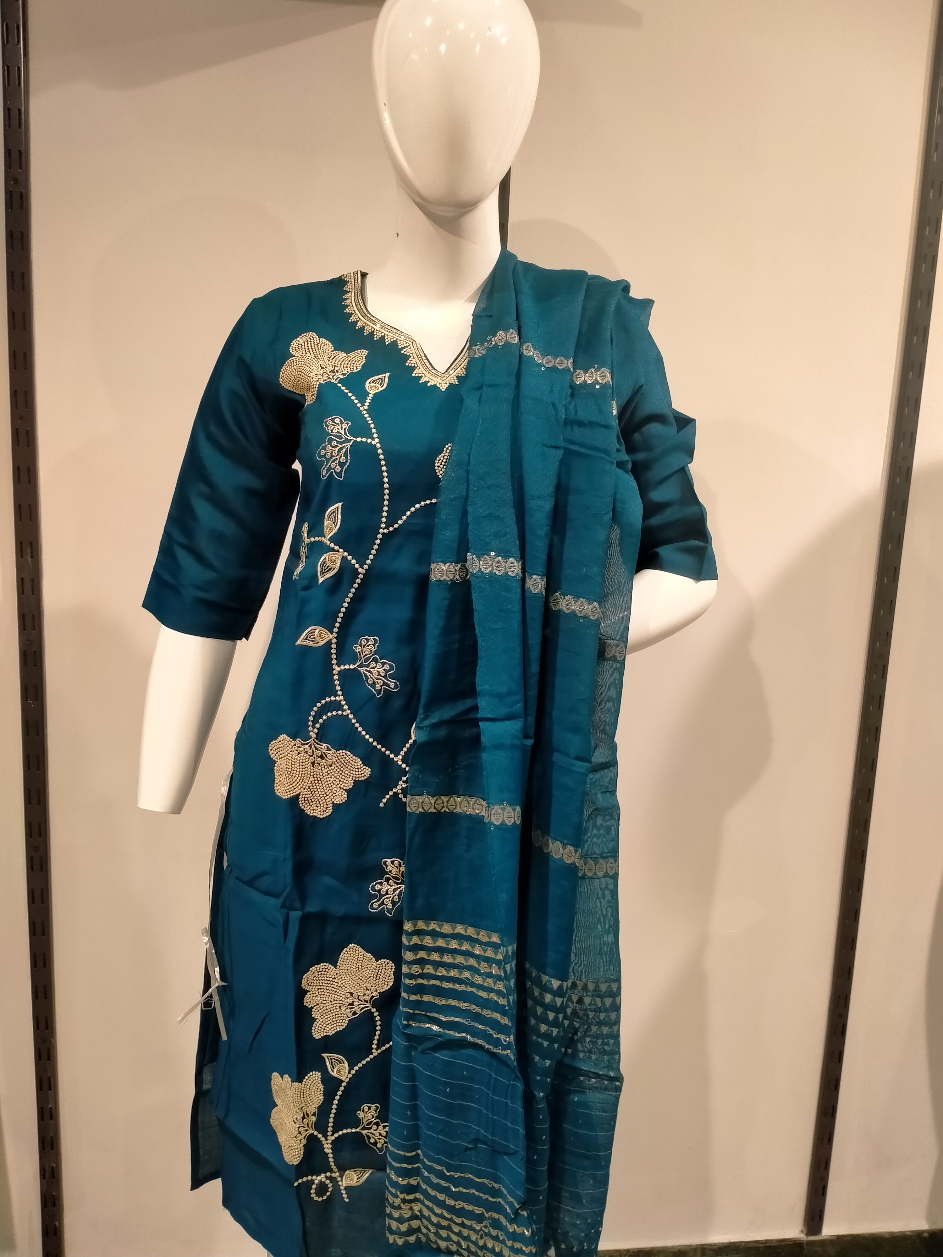 Bail Rekha Kurta Set